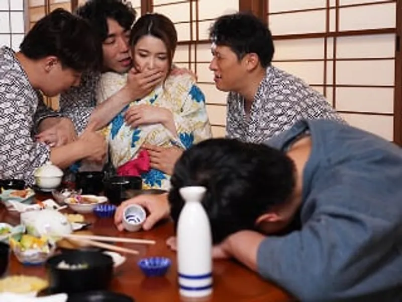 đưa bà xã đi suối nước nóng, ông xã không biết vợ bị người khác nện sấp mặt